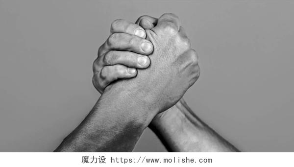 两个人挑战力量手臂摔跤团结握手竞争